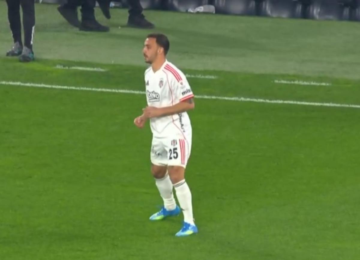 Derbide taraftarın tepkisi dinmiyor! O isim performansıyla sa&ccedil; baş yoldurdu 2