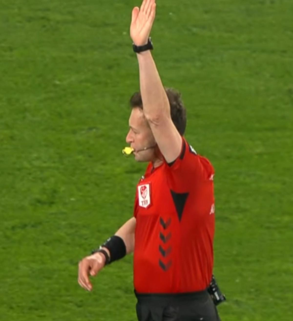 SON DAKİKA: Derbide olmaz denen oldu! Fenerbah&ccedil;e nin iptal edilen gol&uuml; geceye damga vurdu 2