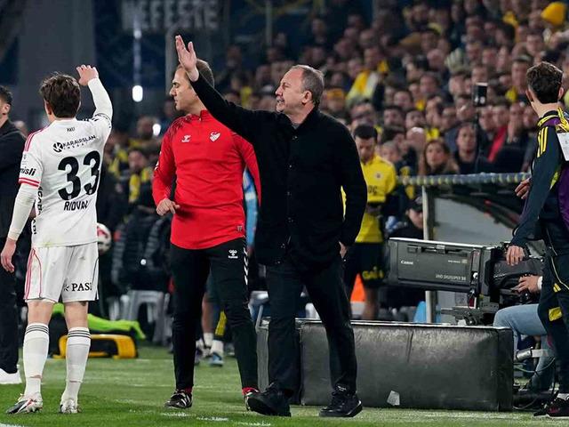 Derbide taraftarın tepkisi dinmiyor! Performansıyla sa&ccedil; baş yoldurdu