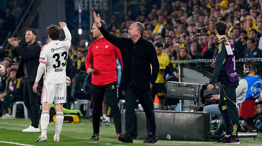 Derbide taraftarın tepkisi dinmiyor! O isim performansıyla sa&ccedil; baş yoldurdu