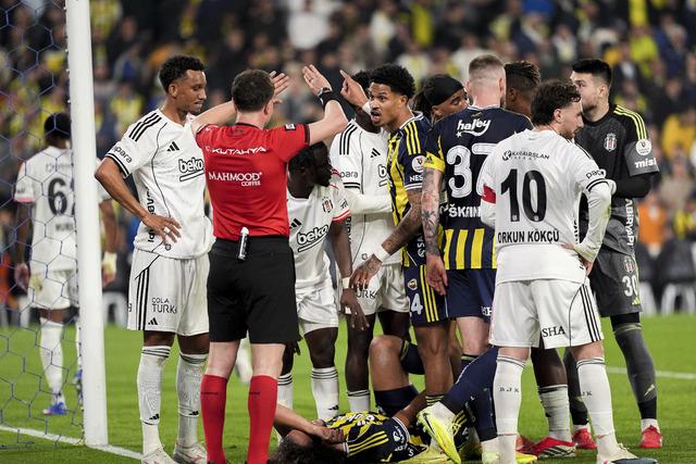 Beşiktaş'a Fenerbahçe derbisinde kötü haber! Yıldız isim haftaya yok