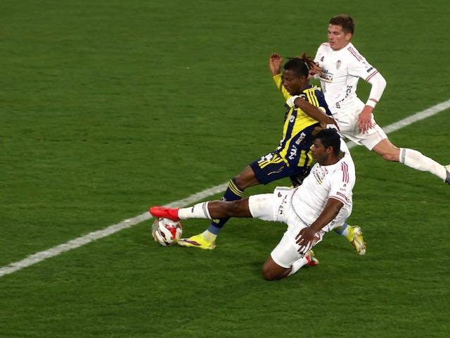 Yasin Kol'un penaltı kararı derbiye damga vurdu! Ortalık karıştı