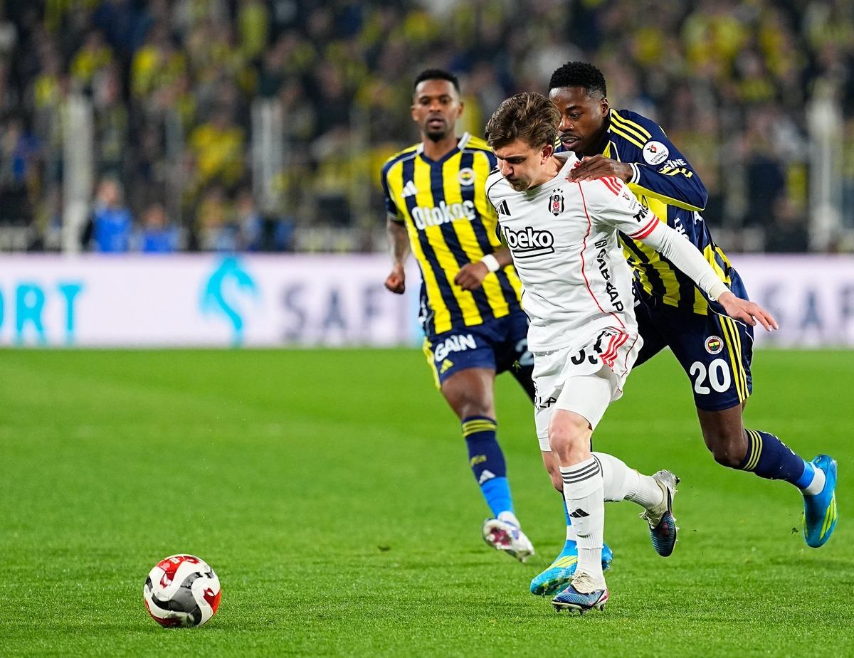 Derbide Fenerbah&ccedil;e Beşiktaş ı son saniyede yıktı! Zirve yangın yeri 4