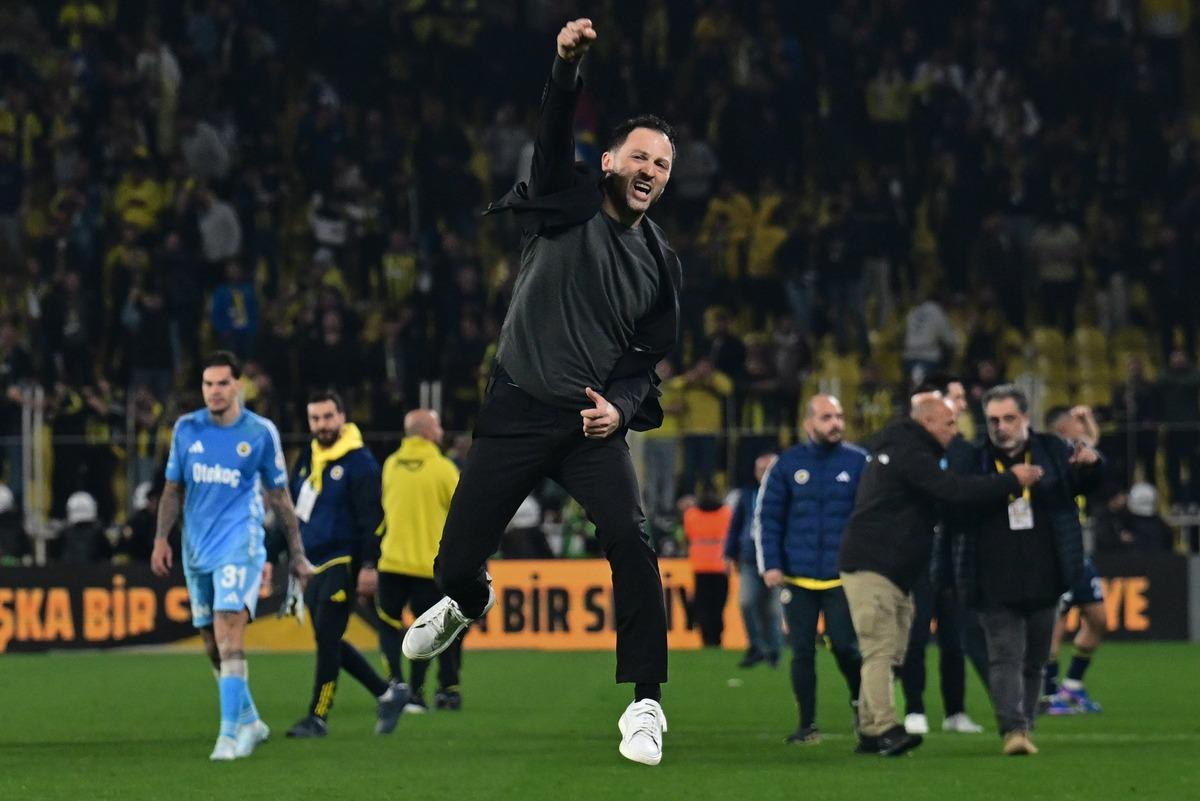 Derbide Fenerbah&ccedil;e Beşiktaş ı son saniyede yıktı! Zirve yangın yeri 3