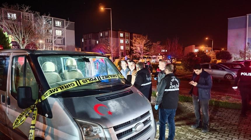 Otoparkta minib&uuml;s&uuml; park ettikten sonra tabancayla vurularak &ouml;ld&uuml;r&uuml;ld&uuml;