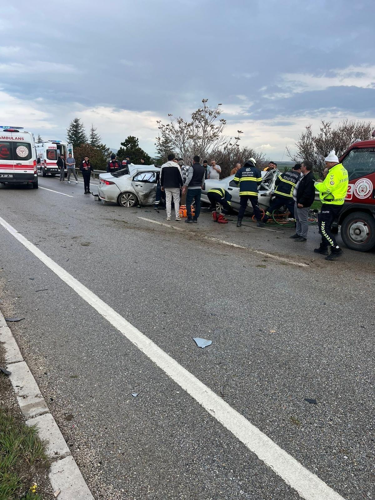 Eskişehir-Ankara yolunda korkunç kaza: 4 kişi hayatını kaybetti: 2 ağır yaralı 1