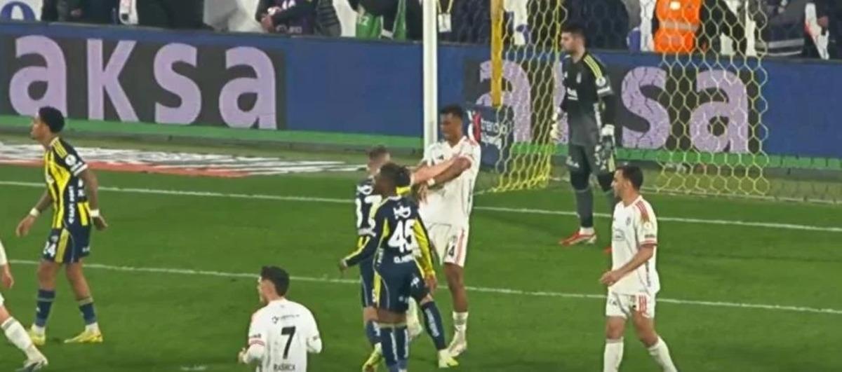 Trio derbiye noktayı koydu! Penaltı tartışmaları i&ccedil;in &ccedil;ok net karar 4