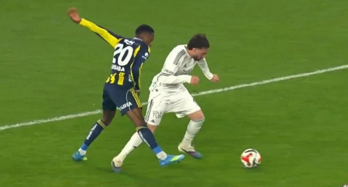 Trio derbiye noktayı koydu! Penaltı tartışmaları i&ccedil;in &ccedil;ok net karar 1