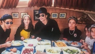 Michael Jackson&rsquo;a &ccedil;ocuk tacizi davası! Fotoğraflar g&uuml;ndemde
