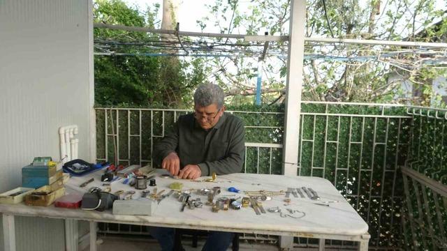 Merakla başlayıp 35 sene yaptığı mesleği teknolojiye yenik d&uuml;şen saat&ccedil;i, 12 yıldır evinde mesleğini yaşatıyor 6
