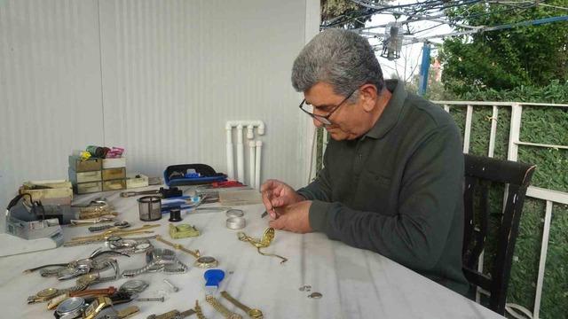 Merakla başlayıp 35 sene yaptığı mesleği teknolojiye yenik d&uuml;şen saat&ccedil;i, 12 yıldır evinde mesleğini yaşatıyor 5