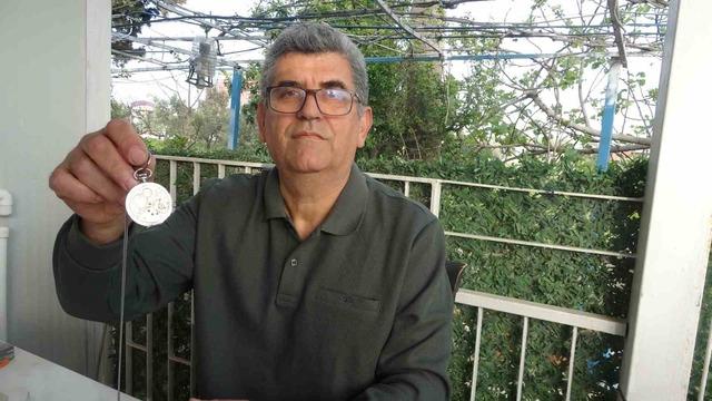 Merakla başlayıp 35 sene yaptığı mesleği teknolojiye yenik d&uuml;şen saat&ccedil;i, 12 yıldır evinde mesleğini yaşatıyor 4