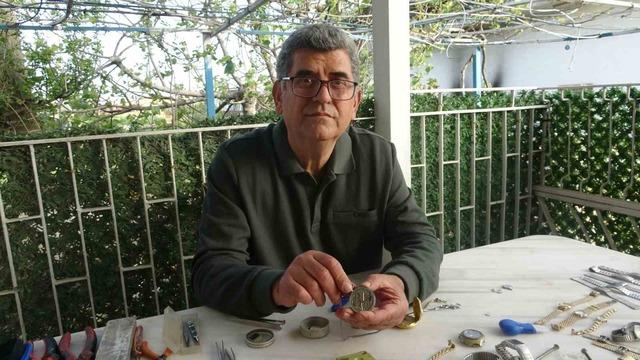 Merakla başlayıp 35 sene yaptığı mesleği teknolojiye yenik d&uuml;şen saat&ccedil;i, 12 yıldır evinde mesleğini yaşatıyor 2