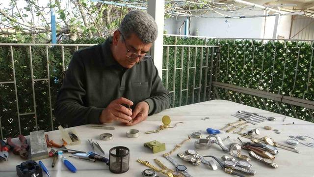 Merakla başlayıp 35 sene yaptığı mesleği teknolojiye yenik d&uuml;şen saat&ccedil;i, 12 yıldır evinde mesleğini yaşatıyor 1