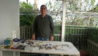 Merakla başlayıp 35 sene yaptığı mesleği teknolojiye yenik d&uuml;şen saat&ccedil;i, 12 yıldır evinde mesleğini yaşatıyor