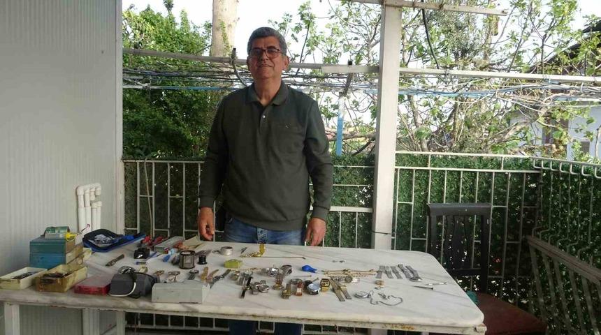 Merakla başlayıp 35 sene yaptığı mesleği teknolojiye yenik d&uuml;şen saat&ccedil;i, 12 yıldır evinde mesleğini yaşatıyor