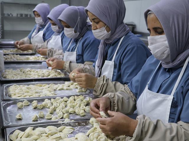Tatilde tattığı mantı, 100 kadına istihdam sağladı