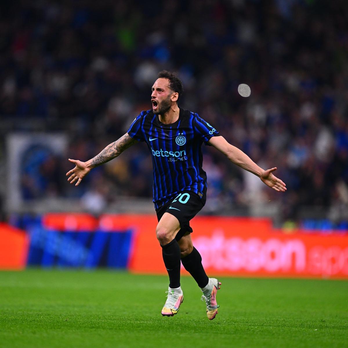 Hakan &Ccedil;alhanoğlu ndan İtalya yı sallayan gol! Şampiyonluğa koşuyor 4