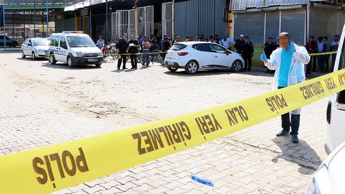 Bağcılar da bı&ccedil;aklı kavga! 17 yaşındaki ş&uuml;pheli 2 polisi bı&ccedil;akladı 1