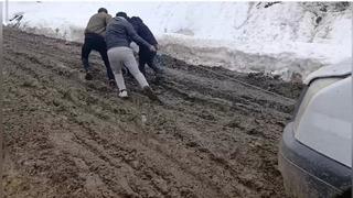 Bahçesaray’da çamurla mücadele: Vatandaşlar araçlarını iple çekerek ilerliyor