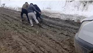 Bah&ccedil;esaray&rsquo;da &ccedil;amurla m&uuml;cadele: Vatandaşlar ara&ccedil;larını iple &ccedil;ekerek ilerliyor