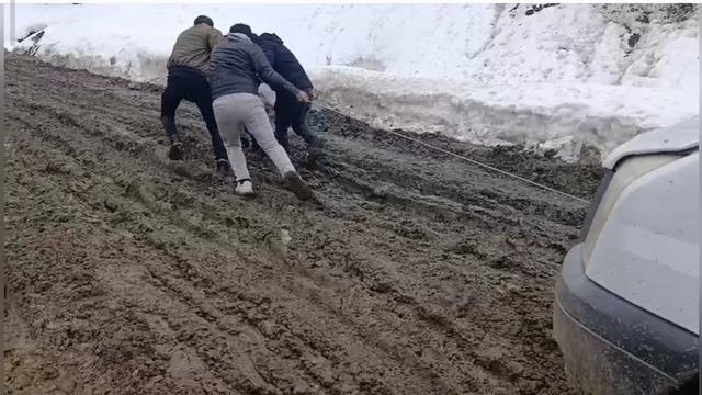 Bahçesaray’da çamurla mücadele: Vatandaşlar araçlarını iple çekerek ilerliyor