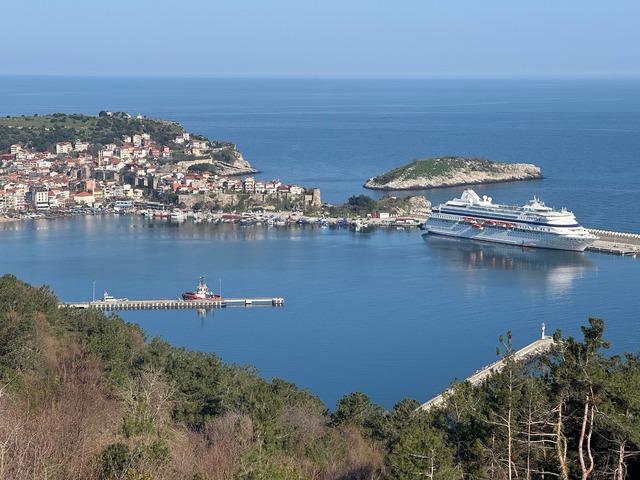 "Astoria Grande" kruvaziyeri 907 yolcusuyla Amasra ya geldi 2