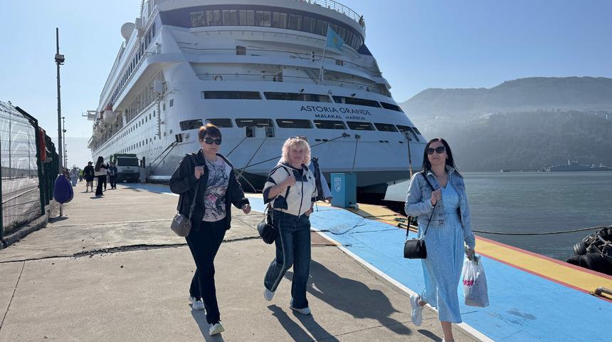 "Astoria Grande" kruvaziyeri 907 yolcusuyla Amasra'ya geldi