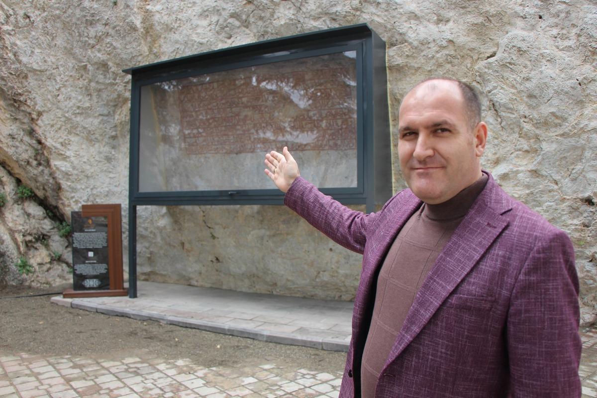 D&uuml;nyada tek: 600 yıllık kaya kitabe, yazboz tahtasına d&ouml;nm&uuml;şt&uuml;! 6