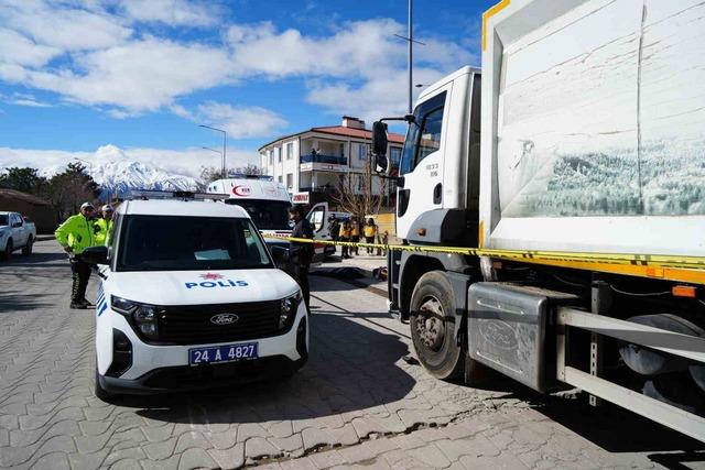 &Ccedil;&ouml;p kamyonunun &ccedil;arptığı yaşlı kadın hayatını kaybetti 1