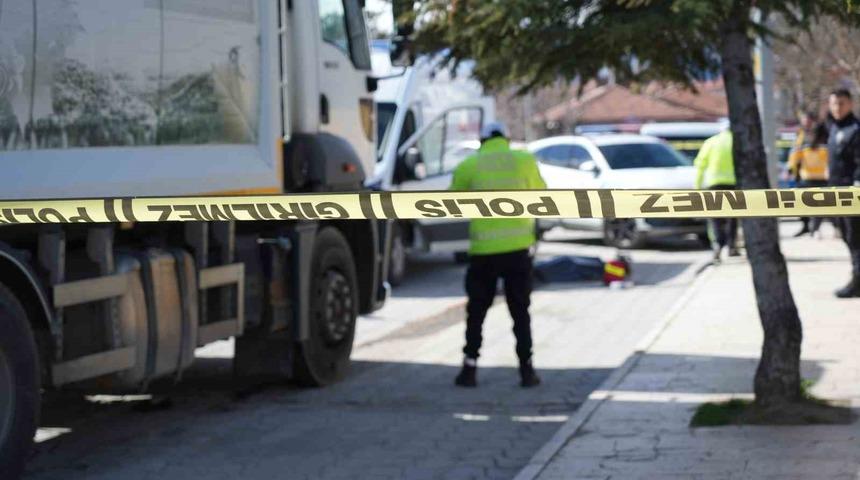 &Ccedil;&ouml;p kamyonunun &ccedil;arptığı yaşlı kadın hayatını kaybetti