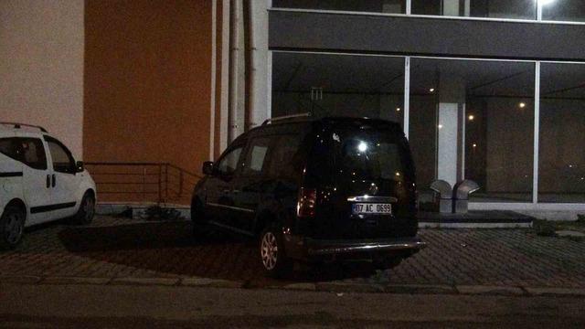 Polis otosuna &ccedil;arpıp patlamış lastiklerle ka&ccedil;tı, park halinde bulundu 4