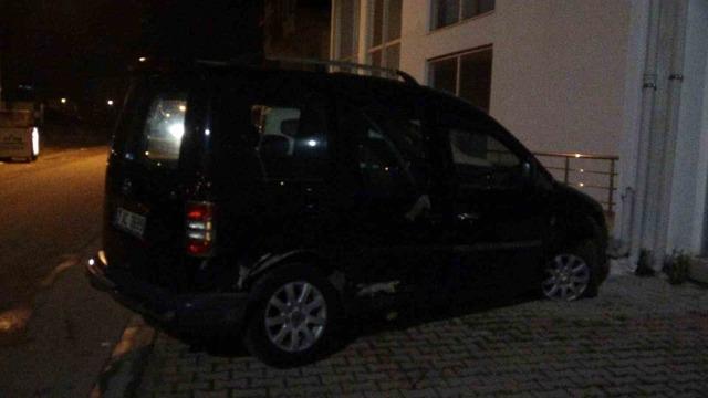 Polis otosuna &ccedil;arpıp patlamış lastiklerle ka&ccedil;tı, park halinde bulundu 3