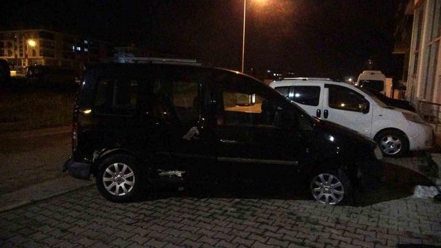 Polis otosuna &ccedil;arpıp patlamış lastiklerle ka&ccedil;tı, park halinde bulundu 1