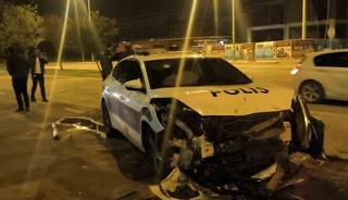 Polis otosuna &ccedil;arpıp patlamış lastiklerle ka&ccedil;tı, park halinde bulundu