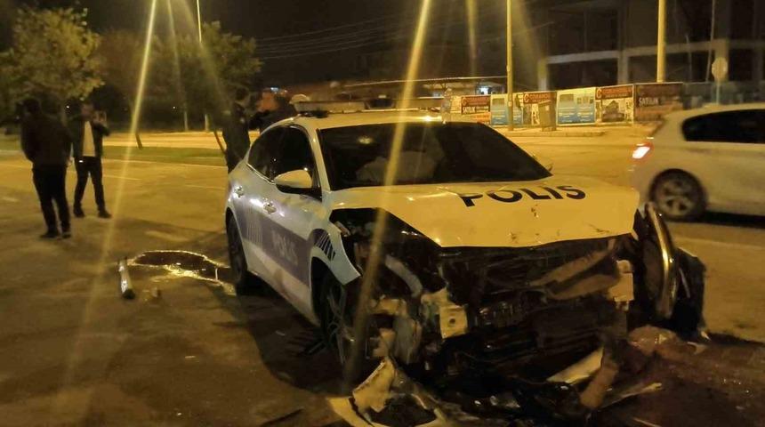 Polis otosuna &ccedil;arpıp patlamış lastiklerle ka&ccedil;tı, park halinde bulundu