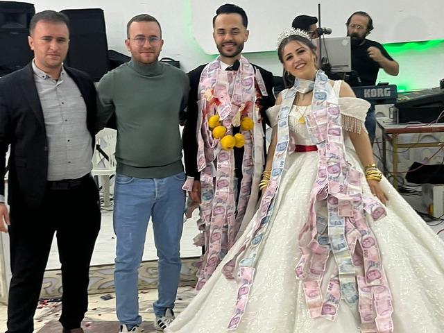 Damada takılan takı herkesi g&uuml;ld&uuml;rd&uuml;! 'beşi bir yerde ayva'