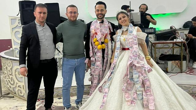 Damada takılan takı herkesi güldürdü! 'beşi bir yerde ayva'