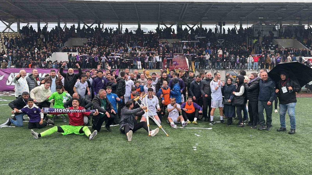 Amatör maçta ilginç görüntüler: Taraftarlar kamyon kasasında maça gitti 2