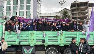 Amat&ouml;r ma&ccedil;ta ilgin&ccedil; g&ouml;r&uuml;nt&uuml;ler: Kamyon kasasında ma&ccedil;a gittiler