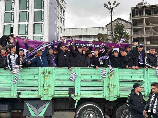 Amat&ouml;r ma&ccedil;ta ilgin&ccedil; g&ouml;r&uuml;nt&uuml;ler: Kamyon kasasında ma&ccedil;a gittiler