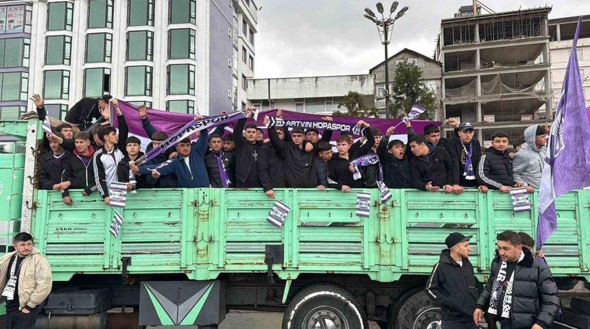 Amat&ouml;r ma&ccedil;ta ilgin&ccedil; g&ouml;r&uuml;nt&uuml;ler: Taraftarlar kamyon kasasında ma&ccedil;a gitti