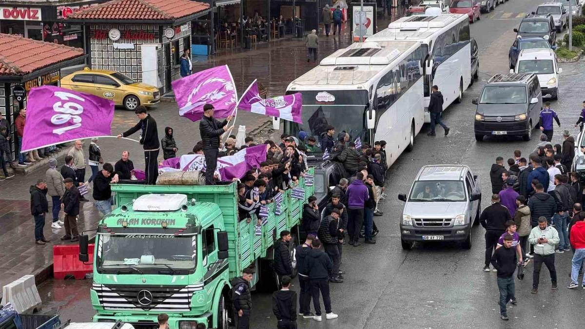 Amatör maçta ilginç görüntüler: Taraftarlar kamyon kasasında maça gitti 1