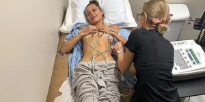 K&ouml;t&uuml; g&uuml;nler geride kaldı! Bornozunu &ccedil;ıkarıp poz verdi