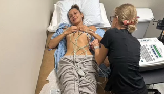 K&ouml;t&uuml; g&uuml;nler geride kaldı! Bornozunu &ccedil;ıkarıp poz verdi