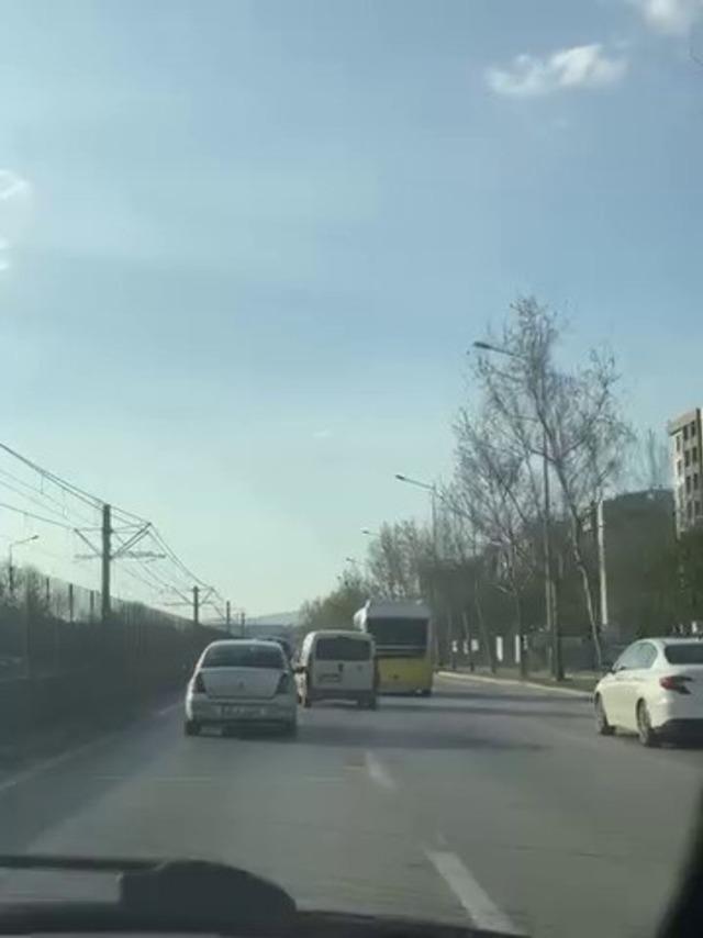 Peş peşe makas attı, trafiği tehlikeye d&uuml;ş&uuml;rd&uuml; 2