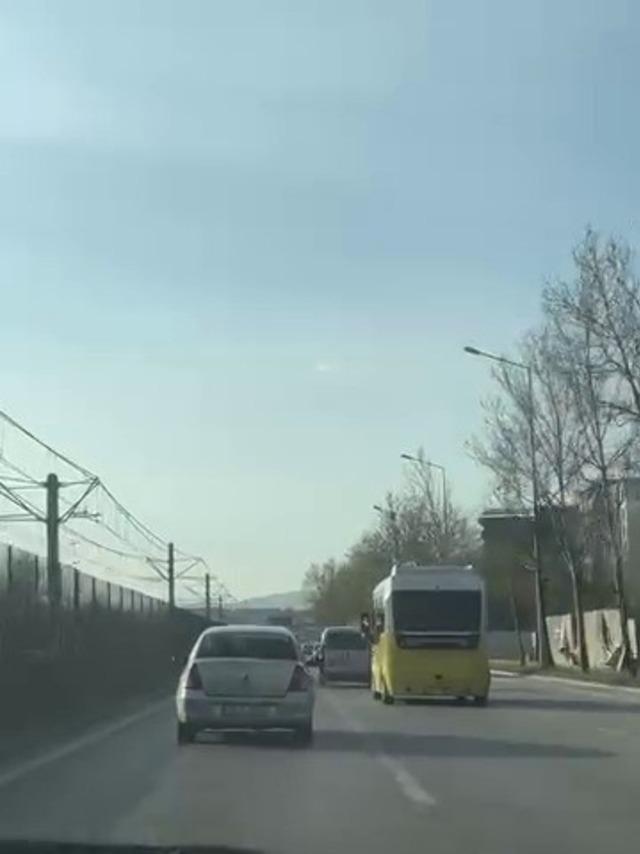 Peş peşe makas attı, trafiği tehlikeye d&uuml;ş&uuml;rd&uuml; 1