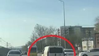 Peş peşe makas attı, trafiği tehlikeye düşürdü