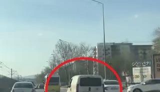 Peş peşe makas attı, trafiği tehlikeye d&uuml;ş&uuml;rd&uuml;