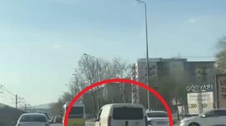 Peş peşe makas attı, trafiği tehlikeye d&uuml;ş&uuml;rd&uuml;